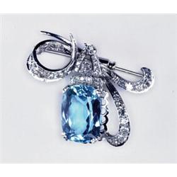 18K WHITE GOLD SPRAY BROOCH/PENDANT, set with an antique cut aquamarine (approx. 10.0ct.) in ammo...