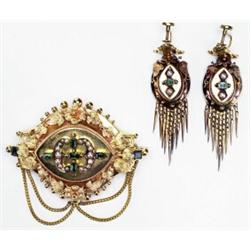 19TH CENTURY 18K YELLOW GOLD BROOCH, set with 7 emerald cut emeralds and 18 pearls within an over...