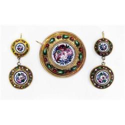 19TH CENTURY AUSTRO-HUNGARIAN 18K YELLOW GOLD CIRCULAR BROOCH, with a central micro-mosaic panel...