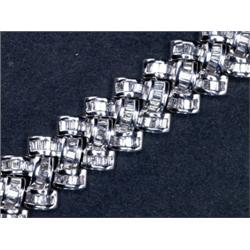 14K WHITE GOLD BRACELET, channel set with 465 baguette cut diamonds (approx. 14.0ct. total weight...