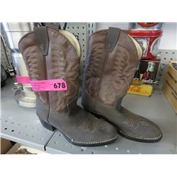 Pair of child's size cowboy boots - 2D