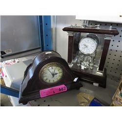 2 Desktop clocks - battery operated