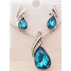 PLATINUM PLATED AUSTRIAN CRYSTAL PENDANT & EARRINGS SET