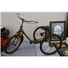 Image 1 : Antique Tricycle