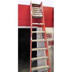 12' Louisville Fiberglass Step Ladder w/Bail