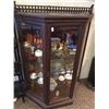 Image 7 : 2 Matching Curio Cabinets