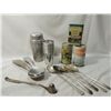 Image 1 : BOX LOT ASSORTED VINTAGE KITCHEN ITEMS