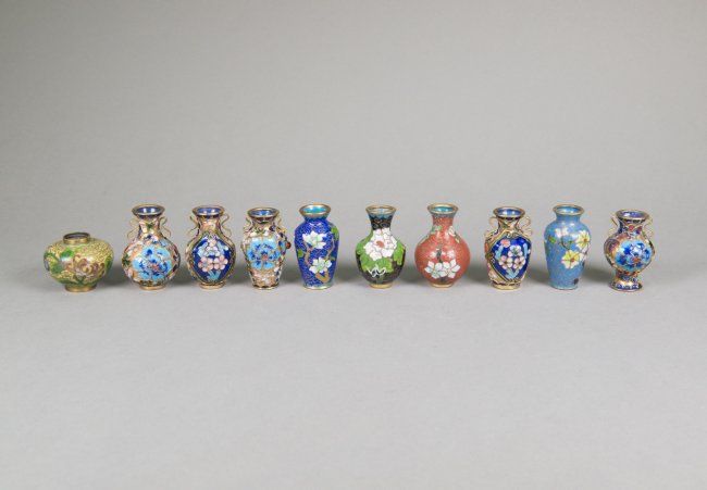 Vase miniature chinois ancien vers 1900 – Cloisonné laiton & porcelaine – Socle Vase miniature chinois ancien vers 1900 – Cloisonné laiton & porcelaine – Socle