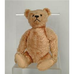 MEDIUM SIZED HONEY COLORED STEIFF BEAR.