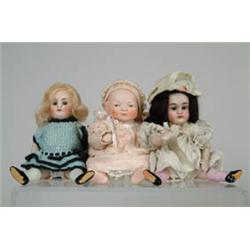 LOT OF 9 DOLLS.