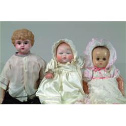 LOT OF 17 DOLLS.  
