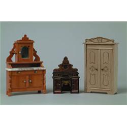 NICE LOT OF WOODEN DOLL HOUSE FURNITURE.