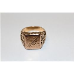 14 KT. YELLOW GOLD GENTS DRESS RING. FEATURING A ORNATE GRAPE CLUSTER DESIGN ON THE SHOULDERS AND