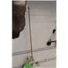 Image 3 : MULE DEER MOUNTED WITH THE ARROW USED TO KILL IT