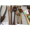 Image 3 : LOT OF 10 HAND CARVED WOODEN LADLES