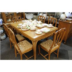 ANTIQUE WOODEN DINNING ROOM TABLE AND 6 MATCHING CHAIRS (REQUIRE UPHOLSTERY) 59  X 39 