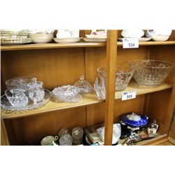 SHELF LOT CONTAINING A COLLECTION OF PINWHEEL CRYSTAL AND CUT GLASS