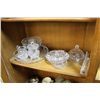 Image 3 : SHELF LOT CONTAINING A COLLECTION OF PINWHEEL CRYSTAL AND CUT GLASS