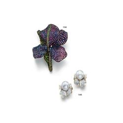 A SAPPHIRE AND TSAVORITE GARNET BROOCH...