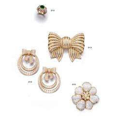 A DIAMOND FLOWER BROOCH...