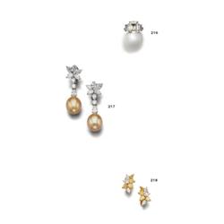 A PAIR OF DIAMOND AND GOLDEN CULTURED PEARL EARPENDANTS...