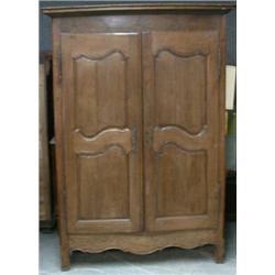 Une armoire française de la fin du 18e Siècle en chêne, la corniche moulurée au-dessus d'une pair...