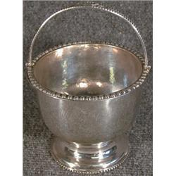 Un crémier et un sucrier américains en argent à décor de perles, le sucrier marqué "coin silver",...