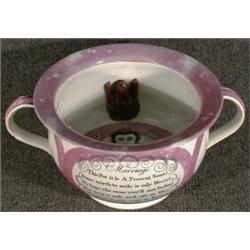 Un Pot De Chambre De Mariage En Poterie De Staffordshire Lustree