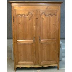 Une Armoire Quebecoise En Pin Du 19e Siecle De Style Louis Xv La Corniche Mouluree Au Dessus De Une Armoire Quebecoise En Pin Du 19e Siecle De Style Louis Xv La Corniche Mouluree Au Dessus De