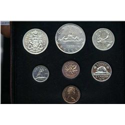 1975 mint set in case