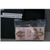 Image 1 : 100 Canadian consecutive serial numbered 2 dollar bills dated 1986