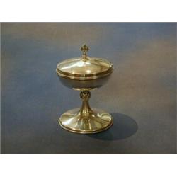 A silver communion chalice and cover London 1916 7 ozs £40-60...