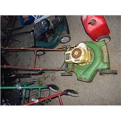 LAWN MOWER - JOHN DEERE - SELF PROPELLED - WORKING