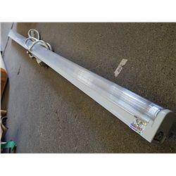LONG FLORESCENT LIGHT