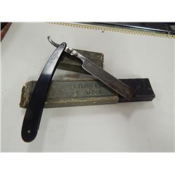 VINTAGE STRAIGHT EDGE RAZOR WITH ORIGINAL CASE