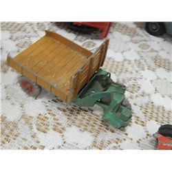 METAL TRACTOR WITH TIP BOX - GREEN