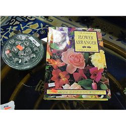 BOOK AND 1 FLOWER ARRANGERS