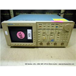 TEKTRONIX TDS-640 4-CHANNEL DIGITIZING OSCILLOSCOPE (print sequence:) S748746 58423