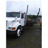Image 4 : 1995 INTERNATIONAL 4700 TRUCK WITH BALE PICKER AND DECK