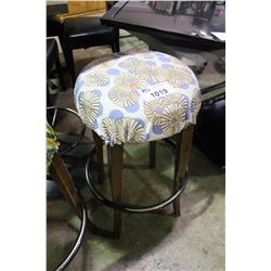 WHITE FLOWER PATTERN BAR STOOL