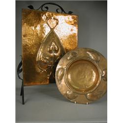 An Art Nouveau copper firescreen embossed with a leaf pattern, and a copper dish Est. 100/150...
