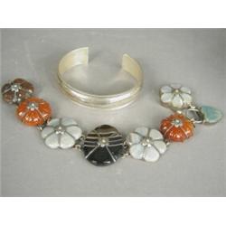An agate bracelet with engraved floral decoration and a silver bangle Est. 80/120...