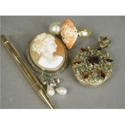 A mixed lot of jewellery including a cameo brooch and gemset locket Est. 120/150...