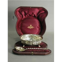 A cased silver sugar bowl and spoon by Robert Hennell 1876, bowl 12cm diameter Est. 150/200...