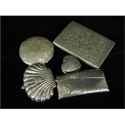Five silver items: An aide memoire with engraved floral decoration 1880 (?), a fan shaped purse,...
