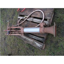 HAND OPERATED BOWZER PUMP