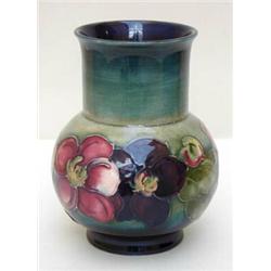 MOORCROFT POTTERY VASE...