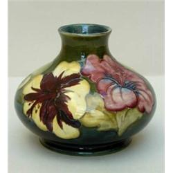 MOORCROFT POTTERY VASE...