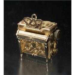 14K MUSIC BOX OF A PIANO...