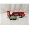 Image 7 : LOT 2 VINTAGE METAL TOY HITCH TRAILERS